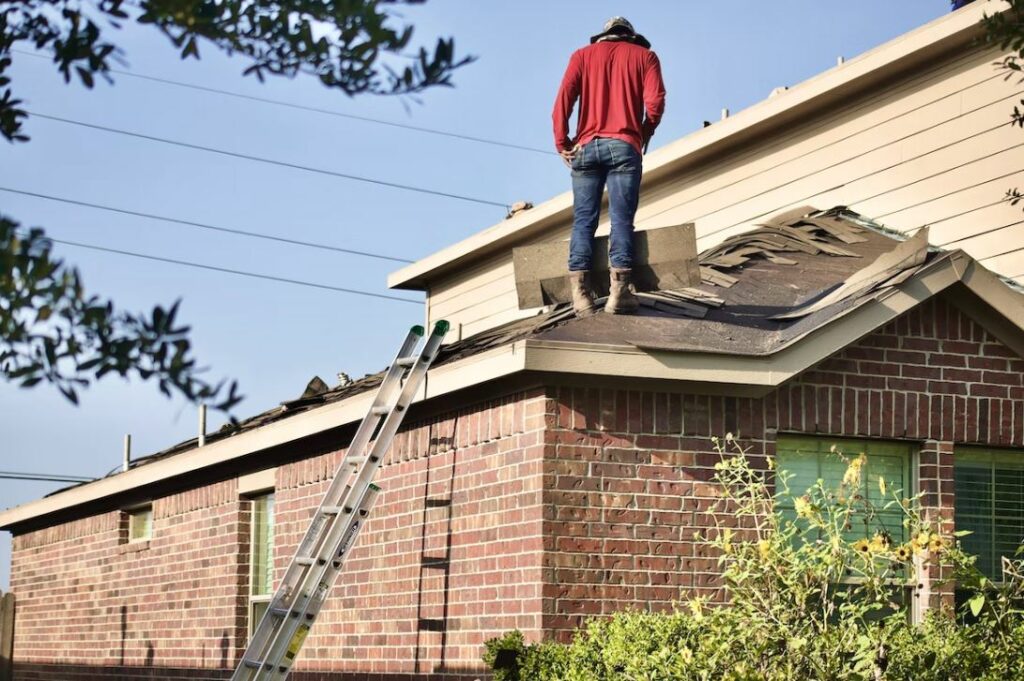 homme debout pour rénovation toiture